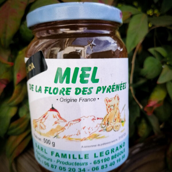 Vue de face d'un pot de miel d'acacia de 500g de la flore des Pyrénées produit par la famille Legrand à Bégole dans les Hautes-Pyrénées