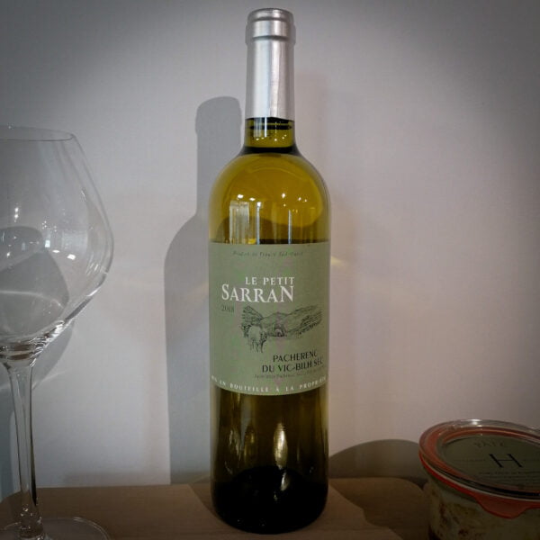 Bouteille de vin blanc Le petit Sarran millésime 2018 pacherenc du vic-bilh sec avec un verre et un pot de pâté