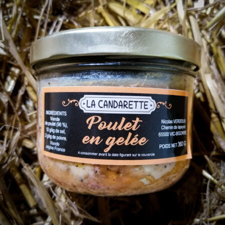 Photo d'un pot de 360g de Poulet en gelée posé sur du foin et produit par La Canderette à Vic-Bigorre dans les Hautes-Pyrénées.