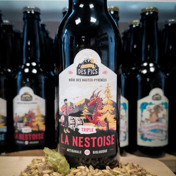 Photo vue de face d'une bière des Hautes-Pyrénées Triple La Nestoise produite par la brasserie des Pics