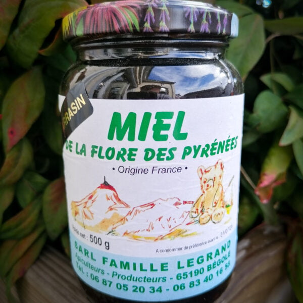 Vue de face d'un pot de miel de sarrasin de 500g de la flore des Pyrénées produit par la famille Legrand à Bégole dans les Hautes-Pyrénées