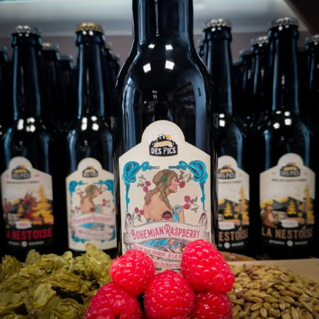 Photo d'une bouteille de bière de la brasserie des Pics, la Bohemian Raspberry, il y a également des framboise