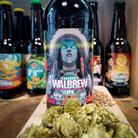 Photo d'une bouteille de bière IPA de la Brasserie Walbrew à Tarbes posée sur une planche en bois