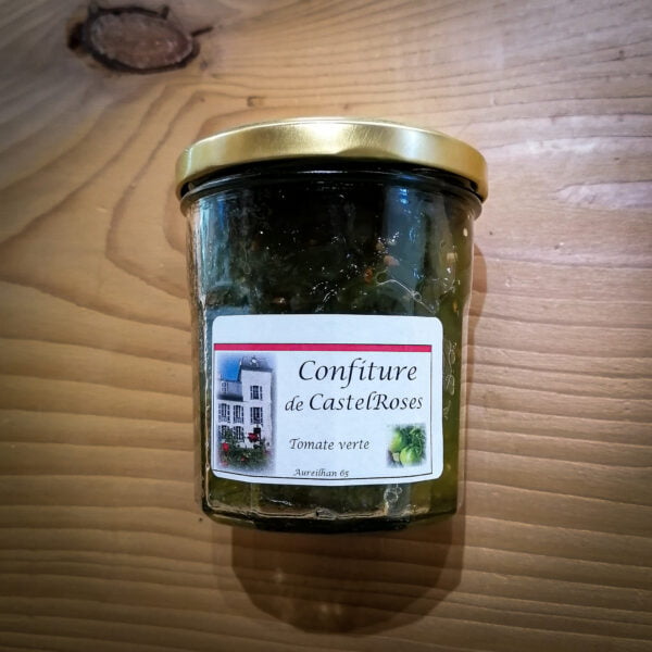 Pot de confiture de CastelRoses à la Tomate vert fabriquée à Aureilhan dans le 65 posé sur une table en bois