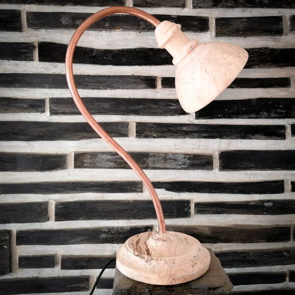 Vue de profil de la lampe en bois