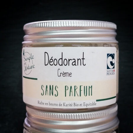 Pot de déodorant en crème, sans parfum, riche en beurre de Karité Bio et Equitable produit par simple par nature. Le pot est posé sur un autre pot et le fond de la photo est noir