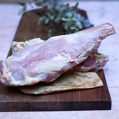 deux morceaux de gigot de chevreau sur une planche