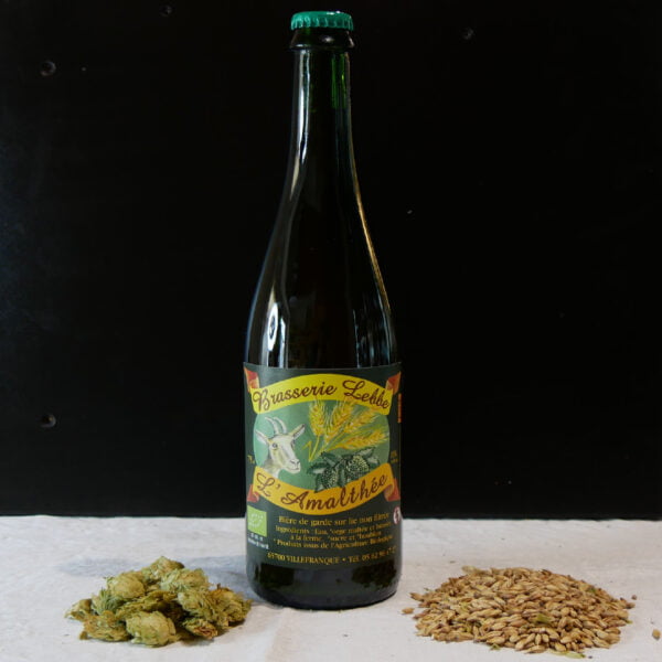 Bière l'amalthée format 75cl avec étiquette verte et houblon et malt autour sur fond noir
