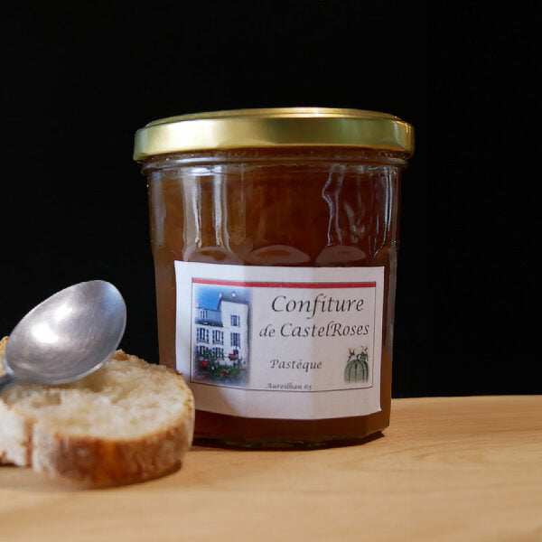 Confiture de CastelRoses à la Pastèque fabriquée à Aureilhan accompagnée d'une cuillère et d'une tranche de pain