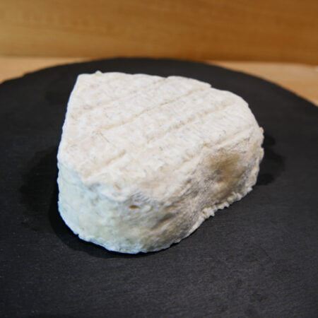 Fromage de chèvre en forme de cœur posé sur une ardoise