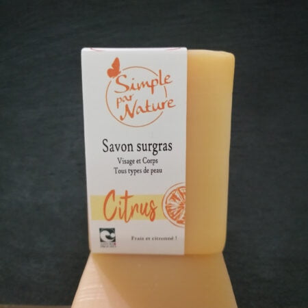 Savon surgras Citrus pour visage et corps, tous types de peau. Ce savon produit par Simple par Nature est frais et citronné !