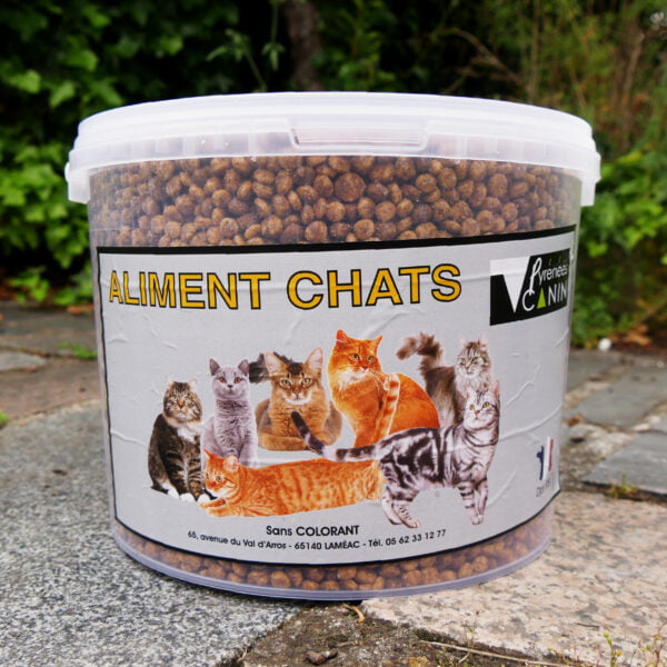 Pot en plastique de 4,5 Kg de croquettes pour chats posé sur des dalles