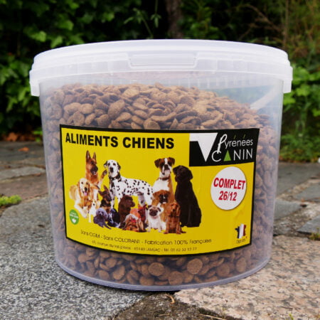 Croquettes pour chiens dite "complet" dans un grand pot en plastique transparent