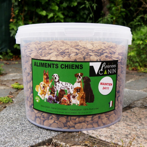 Pot de croquettes pour chiens destinées au maintien posé sur des dalles en exterieur