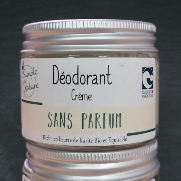 Pot de déodorant en crème de 50g, sans parfum, riche en beurre de Karité Bio et Equitable produit par simple par nature. le fond de la photo est noir