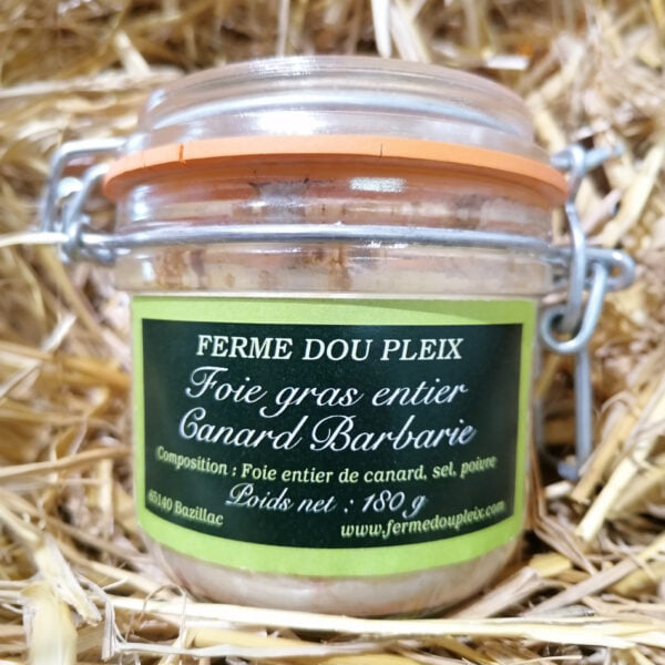 Photo d'un pot de 180g de Foie gras entier de Canard de Barbarie posé sur du foin et produit par la Ferme Dou Pleix dans les Hautes-Pyrénées.