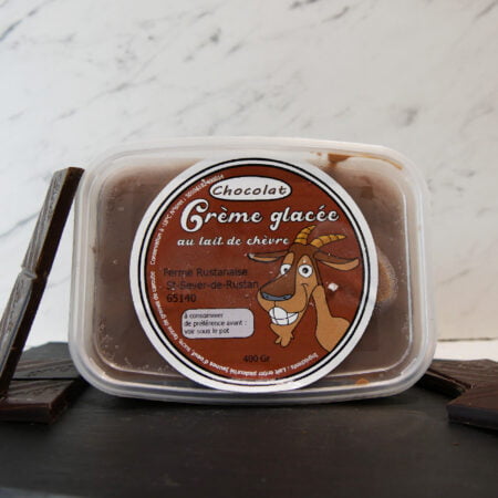 Pot de crème glacée au chocolat accompagné de carré de chocolat posés contre