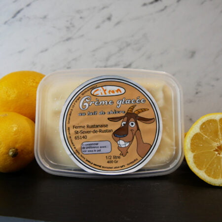 Pot en plastique de glace au citron avec des citrons autour