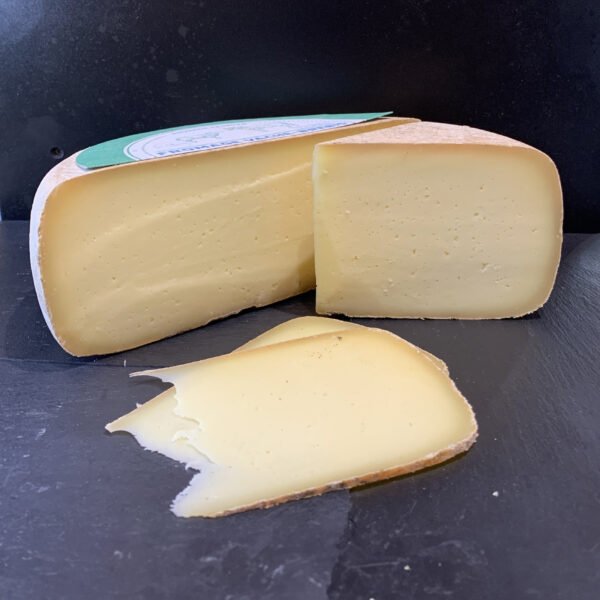 Mélange de vache et de brebis pour un fromage coupé en morceaux de différentes tailles