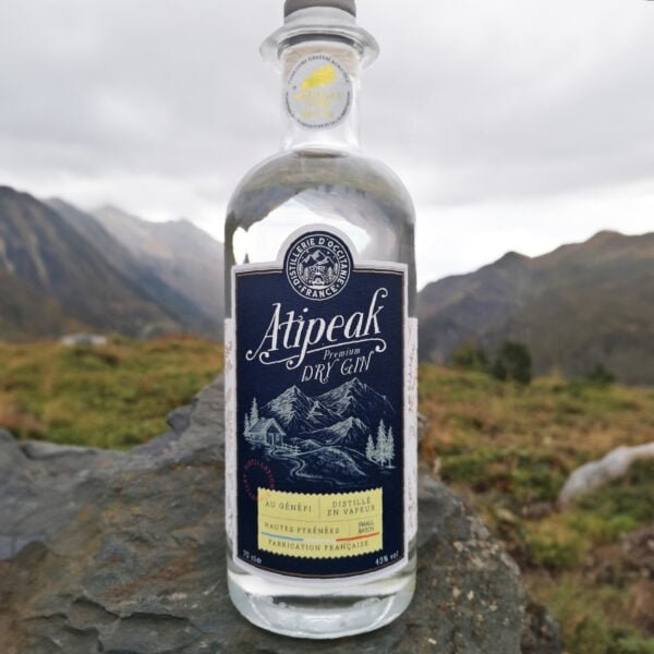 Photo vue de face d'une bouteille de Premium Dry Gin au génépi qui s'appelle Atipeak et distillé en vapeur dans les Hautes-Pyrénées par la distillerie d'Occitanie