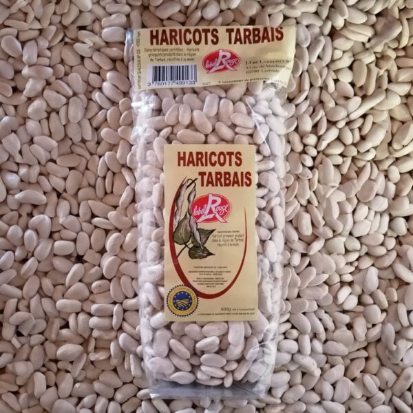 Photo d'un paquet de Haricots Tarbais Label Rouge IGP posé sur un lit de Haricots Tarbais
