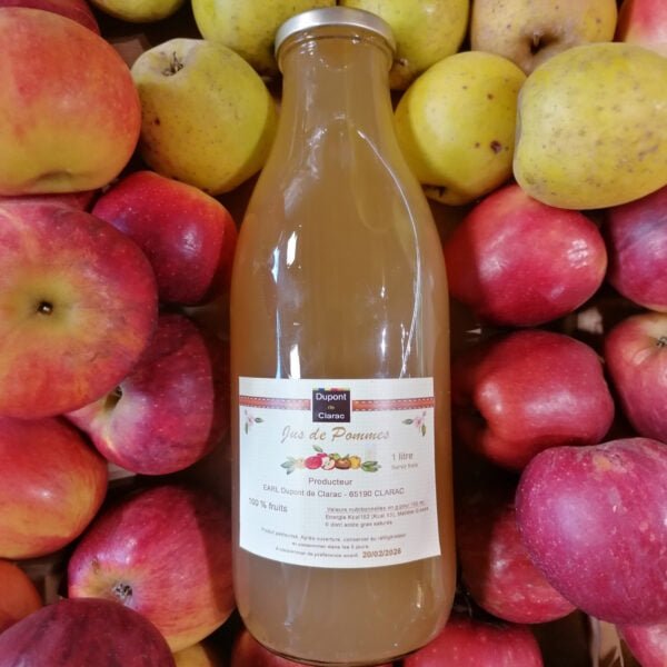 Bouteille en verre de 1 litre de jus de pommes du producteur Dupont de Clarac, 100% fruits. Vue de dessus et posé sur des pommes.