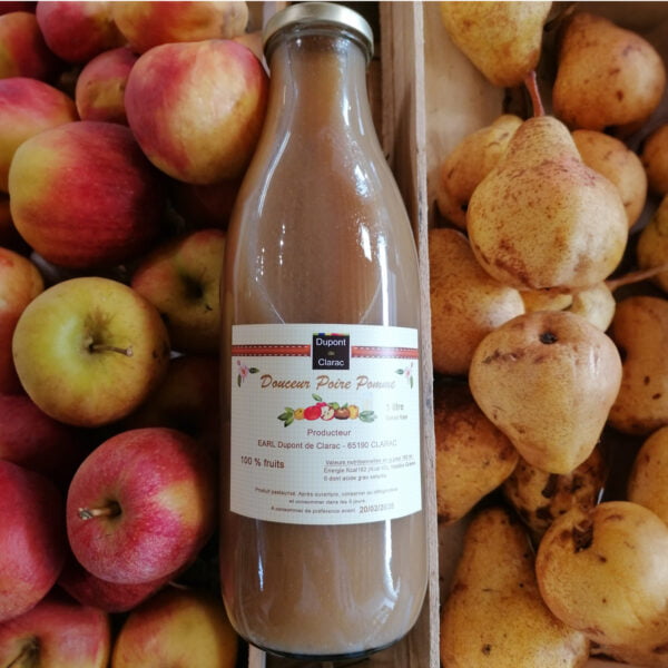 Photo vue de dessus d'une bouteille de 1 litre de jus à la poire et à la pomme, produit par Dupont de Clarac dans les Hautes-Pyrénées entourée de fruits