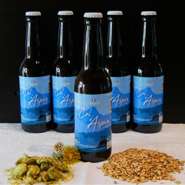 Cinq bières blanche avec étiquette bleue entourée de fleurs houblon et malt