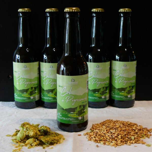 Cinq bières bonde avec étiquette verte entourée de malt et de houblon
