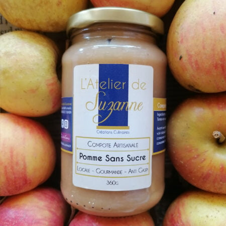 Pot de 360g de compote à la pomme de l'atelier de suzanne entouré de pomme