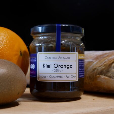 Confiture de kiwi orange avec baguette et fruits sur fond noir