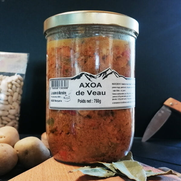 Conserve d'Axoa de Veau de 750g de la cuisine de marceline avec un couteau dans le fond, des pommes de terre et des feuilles de laurier