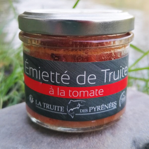 Émietté de truite à la tomate en pot de la maison "La truite des Pyrénées" posé au bords d'une rivière.