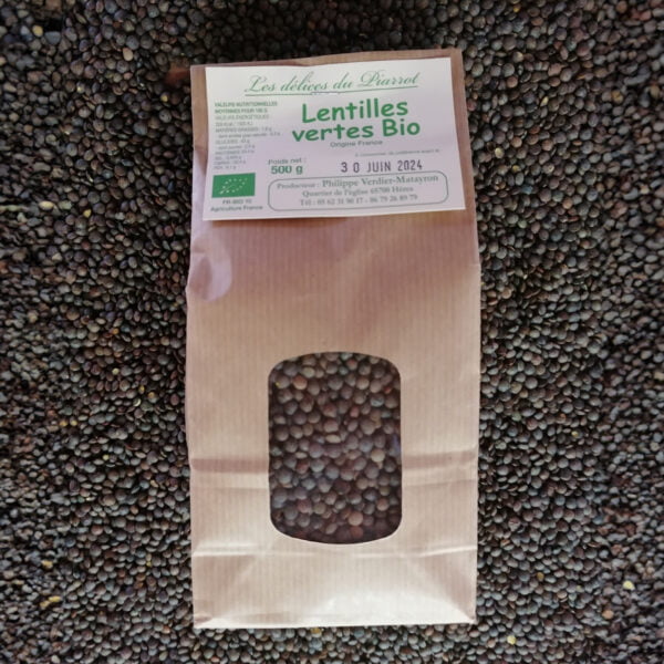 Vue de dessus d'un paquet de Lentilles vertes Bio de 500g posé sur un lit de lentilles et produit par Les délices du Piarrot