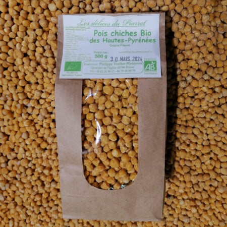 Paquet de 500g de pois chiches Bio des Hautes-Pyrénées produit par Les délices du Piarrot et posé sur un lit de Pois chiches