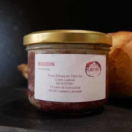 Boudin en conserve avec un baguette et étiquette blanche posé sur fond noir