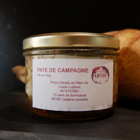 Pot de pâté de campagne sur fond noir avec son pain