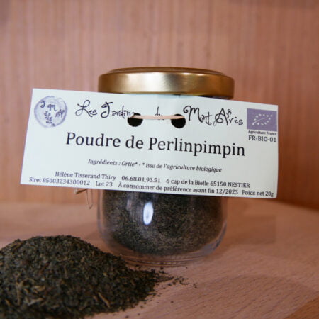 Pot de poudre d'orties avec tas formés à l'avant sur fond en bois