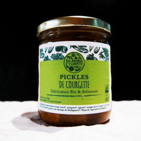 Morceau de courgette coupés en "pickels" dans une conserve