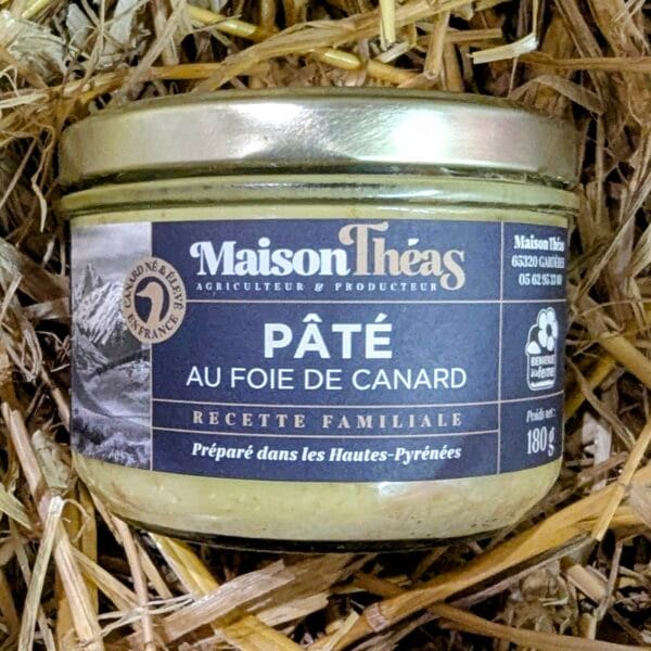 du foin sur lequel est posé un pot de paté au foie de canard mulard, la photo est prise de près