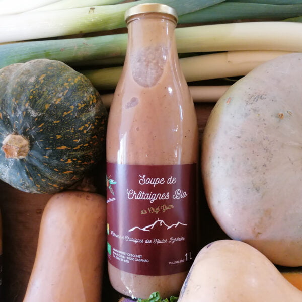 Le producteur Les Marrons des Pyrénées vous présente sa bouteille de soupe de 1 Litre de châtaignes Bio du chef Yvan, il y a plusieurs légumes autour de cette bouteille de soupe.