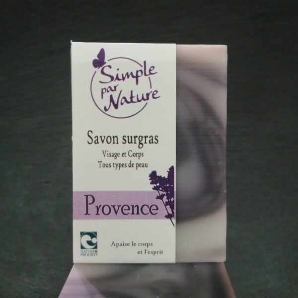 Photo d'un savon surgras vue de face dans son emballage, il s'appelle Provence, il apaise le corps et l'esprit, convient à tous types de peau et il est produit par Simple par Nature