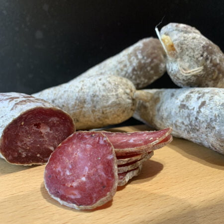 Saucissons éparpillées avec quelques tranches posés à l'avant