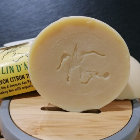 Savon Câlin d'ânon au citron et à base de lait bio d'ânesses des pyrénées, posé sur un support en bois et vue de face