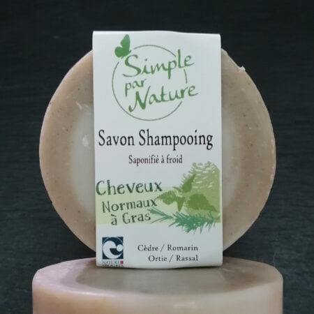 Photo vue de face du Savon Shampooing saponifié à froid, pour cheveux normaux à gras à base de Cèdre, romarin, ortie et rassal. produit par Simple par Nature dans les pyrénées.