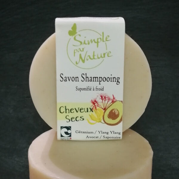 Savon Shampooing saponifié à froid, pour les cheveux secs à base de Ylang Ylang, géranium, avocat et saponaire. produit par Simple par Nature dans les pyrénées.
