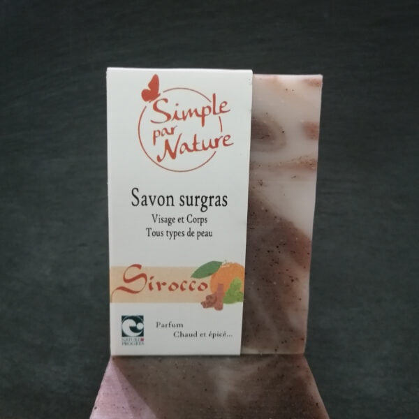 Ce savon surgras s'appelle Sirocco, il a un parfum chaud et épicé et c'est un produit de simple par nature qui fabrique dans les Pyrénées