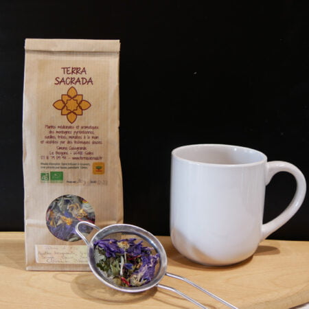 Photo de sachet de tisane avec extrait de tisane et mug blanc