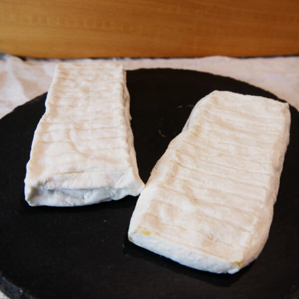 Deux briquettes de fromage de vache posées sur une ardoise