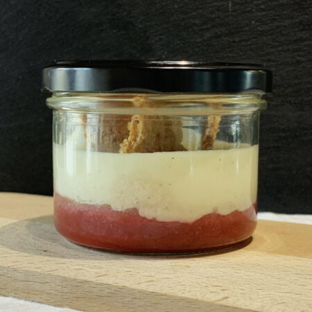 Verrine gout fraise et vanille avec biscuit sur le dessus